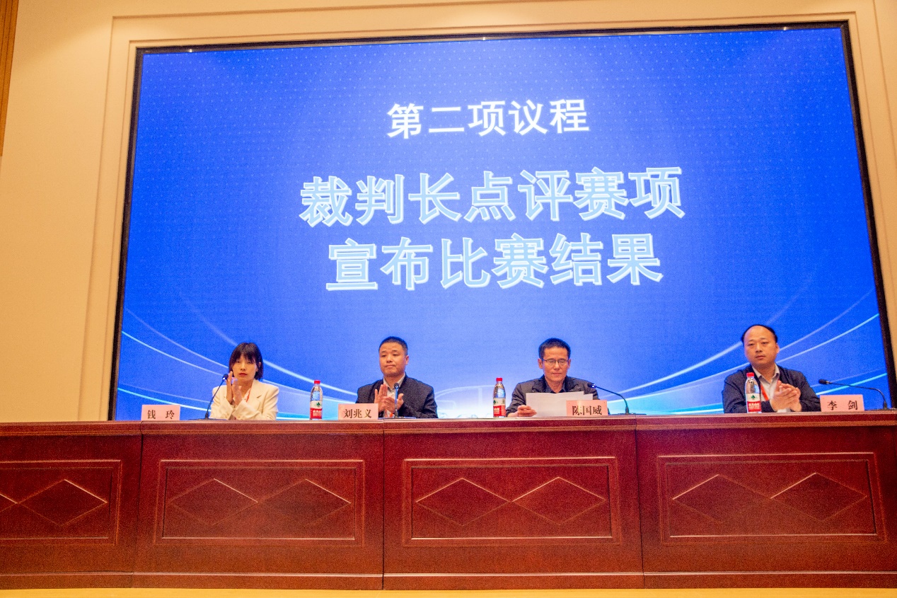 桌子上的电视屏幕描述已自动生成