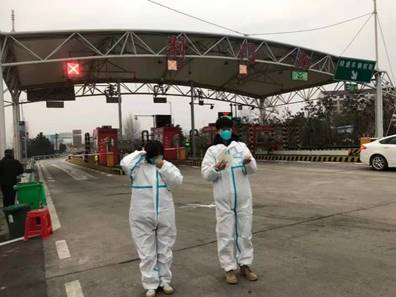 一群人站在火车旁的路上走中度可信度描述已自动生成