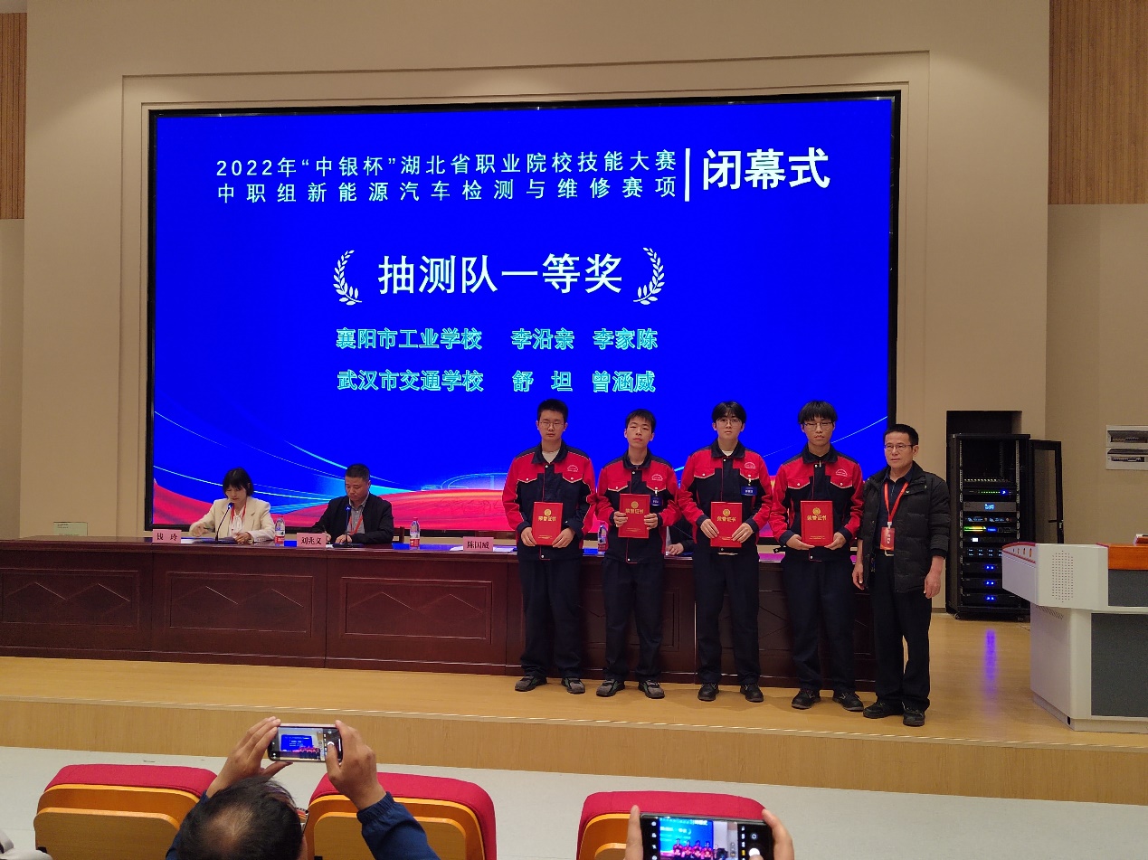 图片包含 室内, 桌子, 站, 监控描述已自动生成